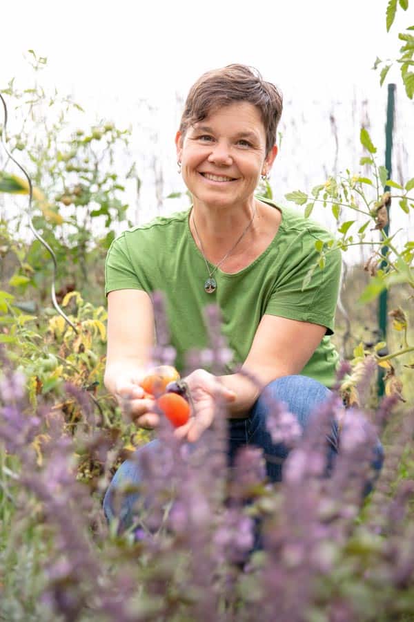 ASG_2995 Kopie Ernährungsberatung mit Katrin Schäfer – im Garten mit geernteten Tomaten