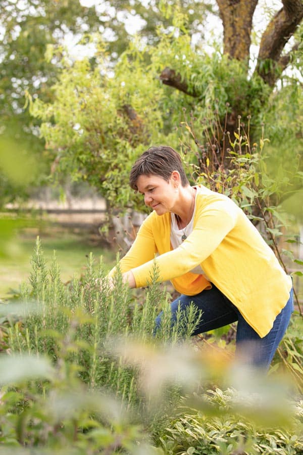 ASG_3081 Kopie Katrin Schäfer – Ernährungstherapeutin & Coachin pflückt Kräuter im eigenen Garten