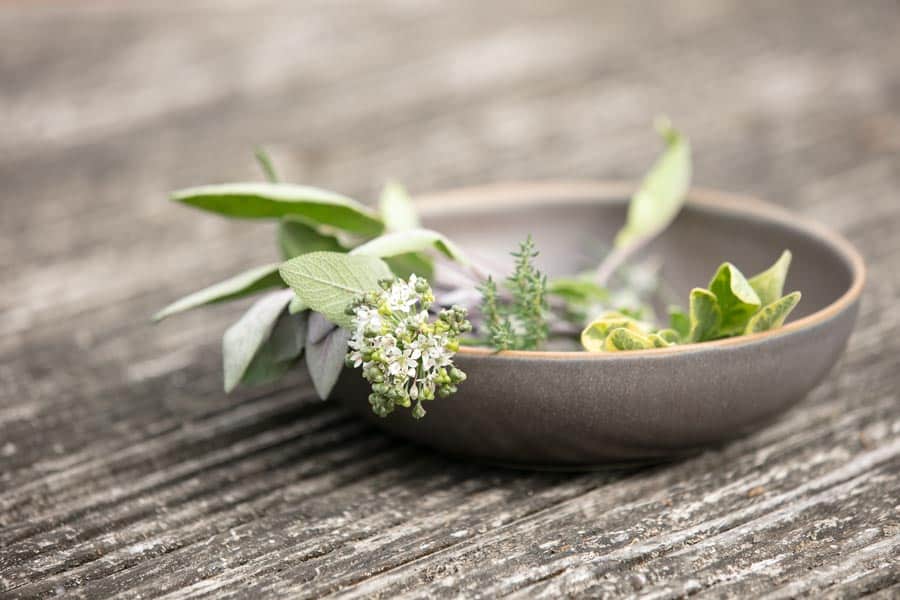 _ASG_3052 Kopie Schale mit Kräuter auf einem Holztisch