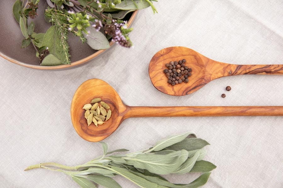 _ASG_3132 Kopie Kochlöffel und Kräuter auf einem Tisch im Garten von Katrin Schäfer – Ernährungstherapeutin & Coachin