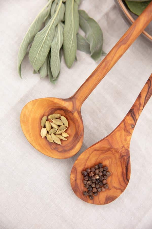 ASG_3206 Kopie Holzkochlöffel mit Hülsenfrüchten auf dem Gartentisch von Katrin Schäfer – Ernährungswissenschaftlerin und Coachin