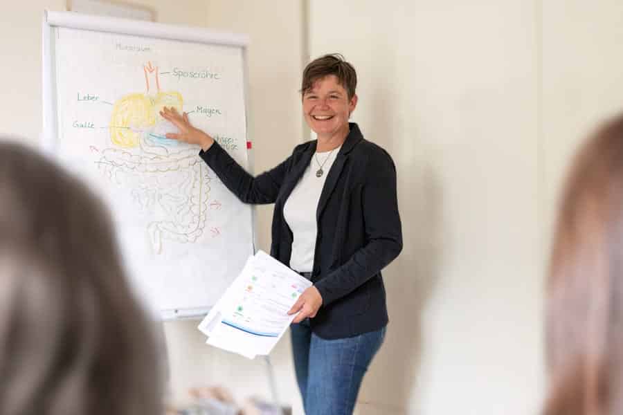 ASG_3377 Kopie Katrin Schäfer – Ernähungstherapeutin und Coach beschreibt etwas einer Gruppe am Flipboard