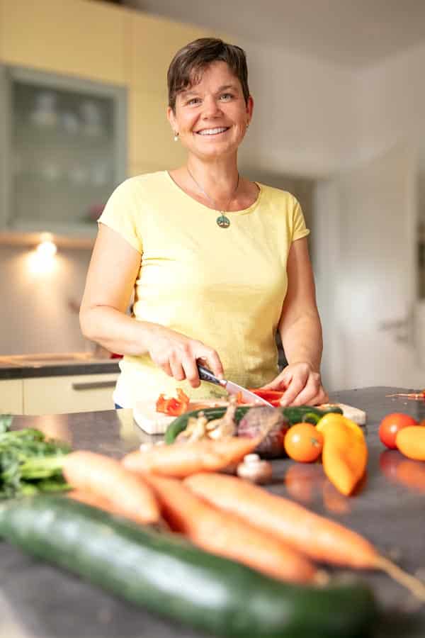 ASG_3472 Kopie Ernährungsberaterin Katrin Schäfer schneidet frisches Gemüse aus dem Garten