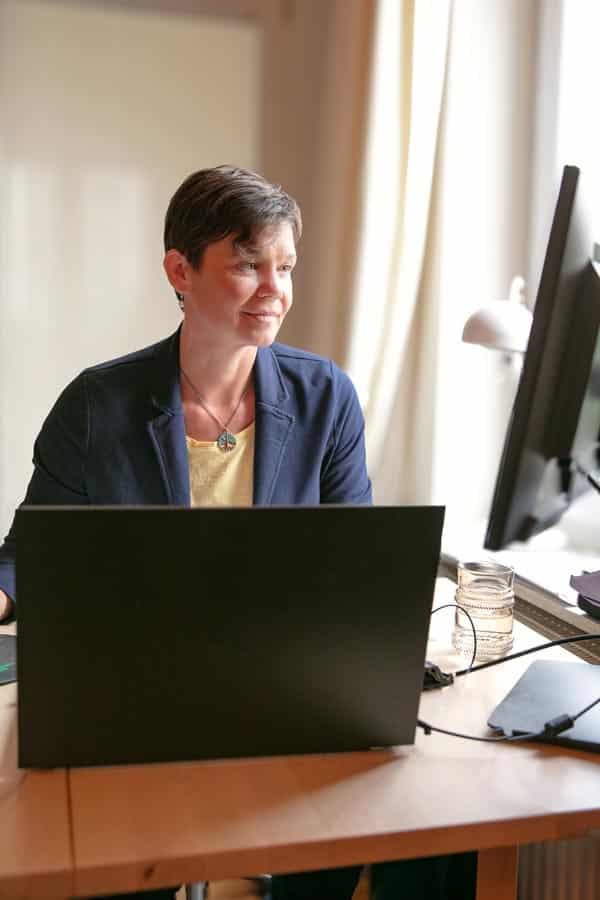 ASG_3538 Kopie Katrin Schäfer – Ernähungstherapeutin und Coach arbeitet am Schreibtisch im Büro